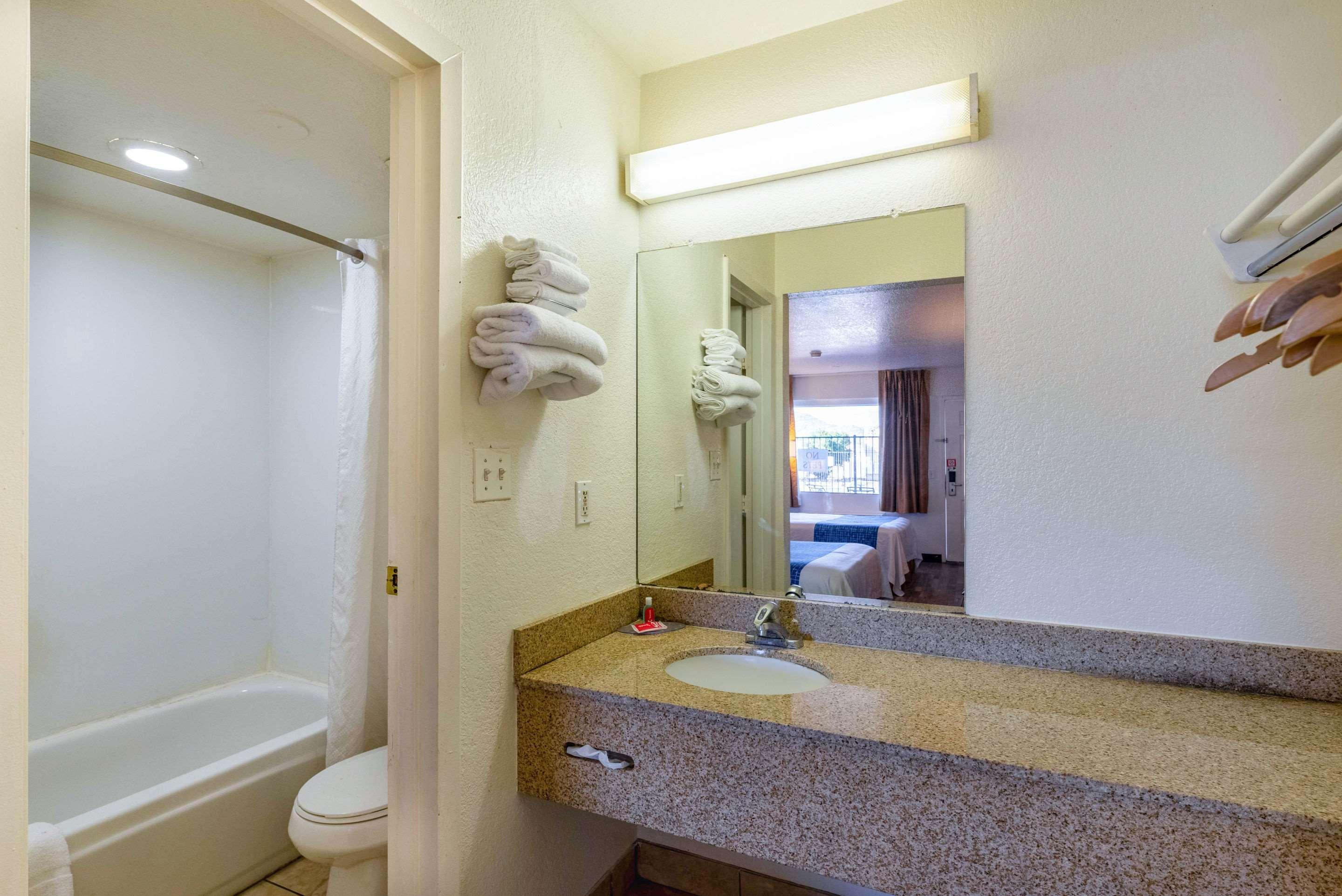 Econo Lodge Phoenix North I-17 Экстерьер фото